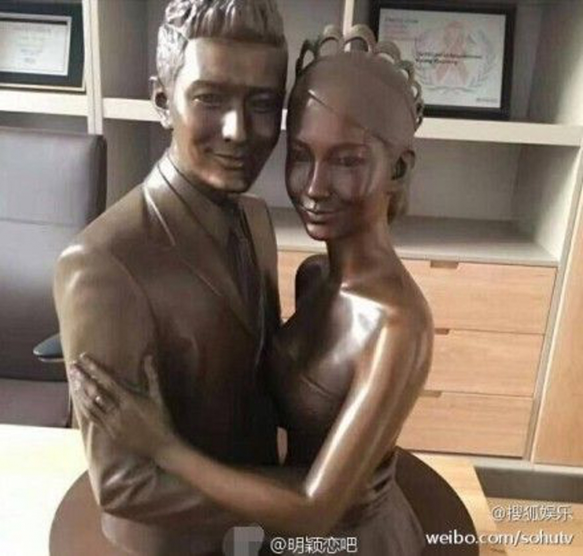 黃曉明竟為兩人打造了專屬的銅像,並放置在工作室裏,但不少網友似乎都認為銅像有點可怕。