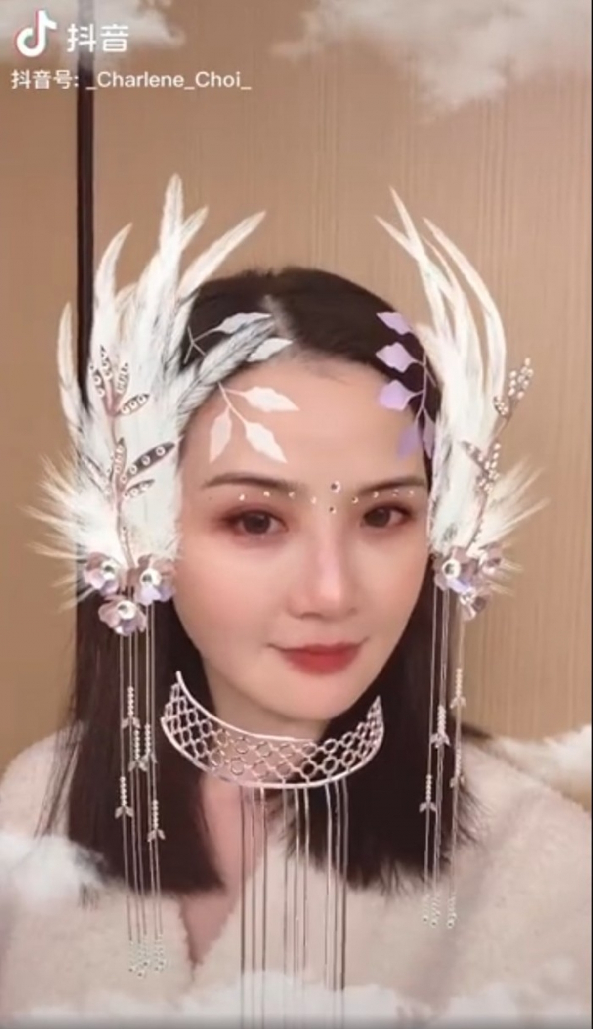 阿Sa就拍抖音大玩《齊天大聖孫悟空》「紫蘭仙子」的Filter,令不少網民都大讚凍齡:「跟當年那個紫蘭仙子一模一樣!」
