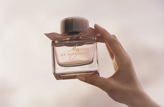 【香水推薦2021】My Burberry Blush這款香水包裝超可愛,有個小小粉紅色的Gabardine手工繫結繫在香水瓶頸位