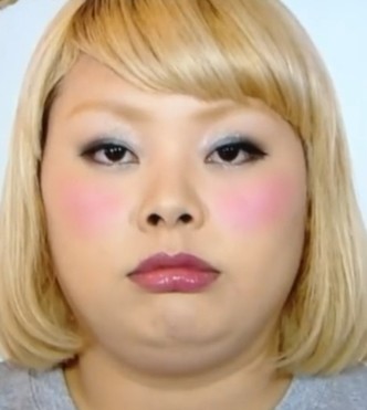作為台灣女演員,她也和渡邊直美一樣經常飾演丑角,靠樣子來娛樂其他人。大文的打扮偏向文青活潑,胖嘟嘟的臉非常有喜感,生活照也經常搞怪。