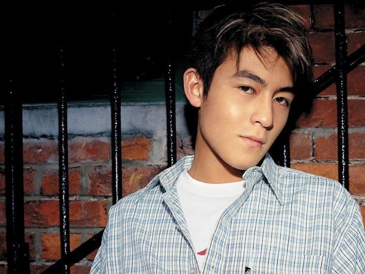 男神陳冠希-Edison初出道時絕對是震驚一眾萬千少女,於1999年19歲拍攝廣告而發掘,20歲樂壇出道,因中葡混血兒的外貌完美俘虜少女心