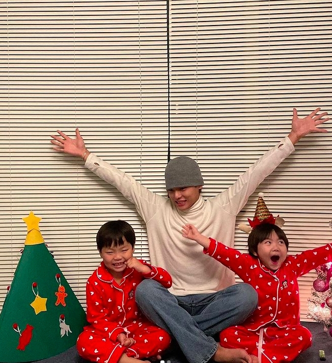 不過其實今年洪瑛琦已與比自己少三年的男生結婚7年,今年更步入28歲,現在更育有2個小孩,至今還過著十分甜蜜的家庭生活呢,孩子們也健康的成長呢!