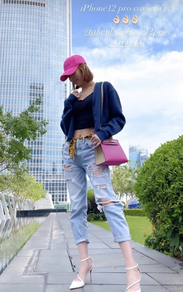 【明星炫富】馮盈盈當中的雙色Hermès Mini Kelly極為搶鏡,更有指此款手袋的訂製價需要約20萬港幣,同時只接受VIP訂單