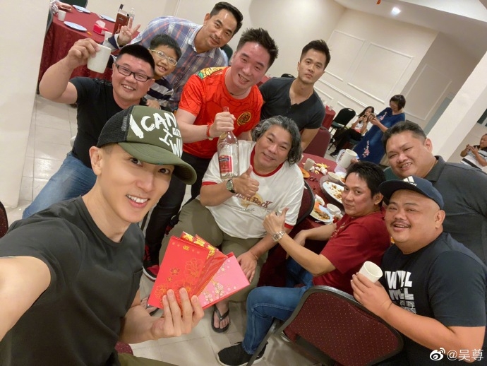【吳尊同學】網民看到吳尊與同學仔的合照後,把焦點放在各人的外貌上,大家都不禁驚嘆吳尊實在保養得太好了