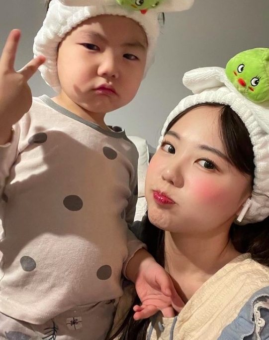 其實早在她7年前結婚時,已經有網民懷疑她對感情和關係的認真,當時年僅18歲就結婚生子的她,讓網民紛紛偏見的認為她和男友都不能好好照顧孩子,更認為孩子非常可憐。