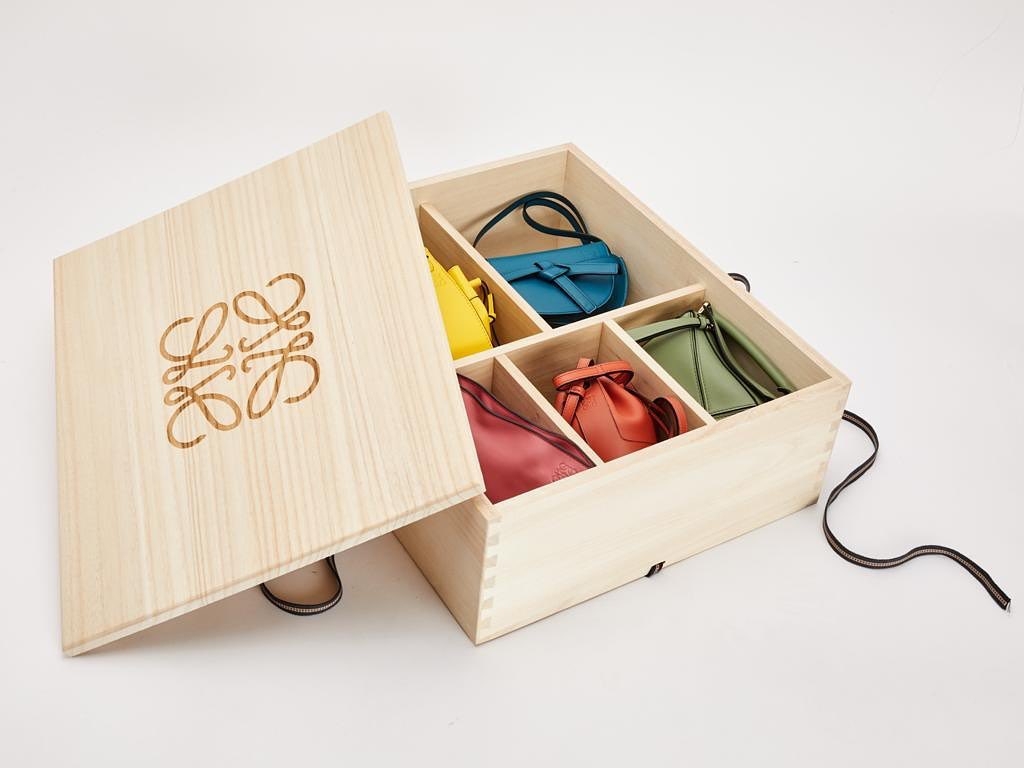  Jonathan Anderson 日前就率先於個人 instagram 宣佈 Loewe 將會推出限量版 Box Set