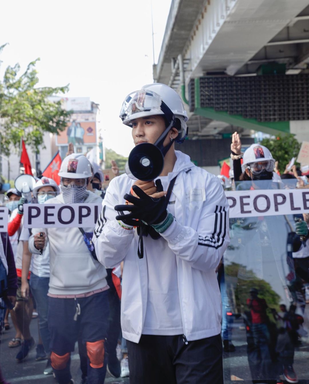 與良知公義站在一線的男神,「亞洲水行俠」走上街頭,參與緬甸示威對抗極權