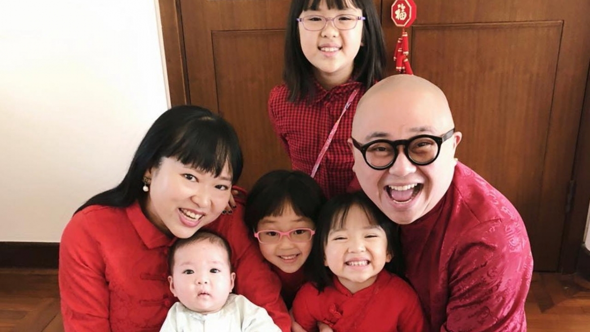 育有4子女的Bob王盛斌和老婆Pearl黃乙頤家中的氣氛都十分和諧美滿~今年新年更稱自己「拜年其實攰過返工.........」情人節時更po出一張軟攤在床上休息的相片,而老婆就坐在床邊的背影。床照紛紛引來網民的遐想,指他如此的情人節放閃圖十分另類~