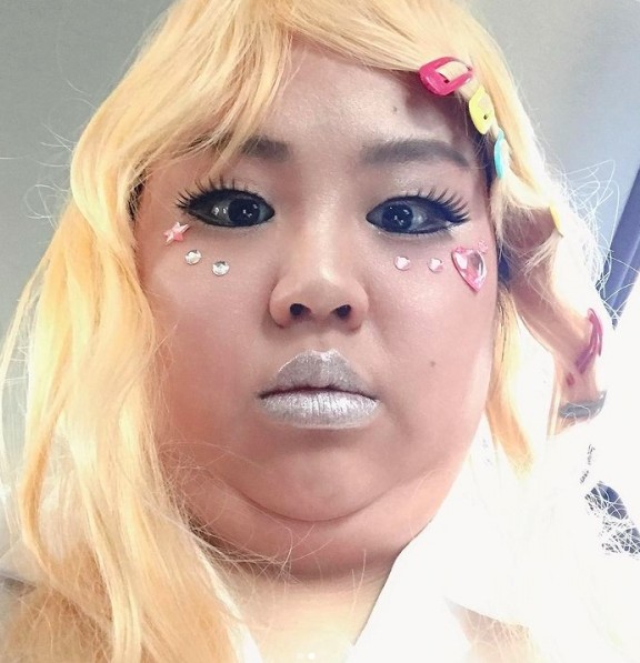 作為台灣女演員,她也和渡邊直美一樣經常飾演丑角,靠樣子來娛樂其他人。大文的打扮偏向文青活潑,胖嘟嘟的臉非常有喜感,生活照也經常搞怪。