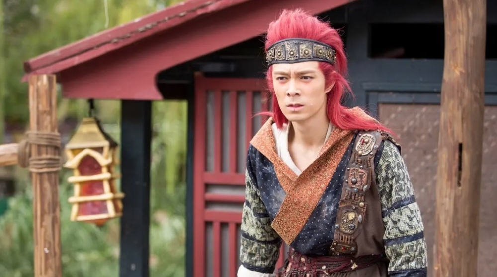 電影《混世四猴:神猴歸來》講述周柏豪飾演的「靈明石猴」是世人的救世主,曾經因承諾給了小女孩巴海星(柴蔚飾)一絲希望