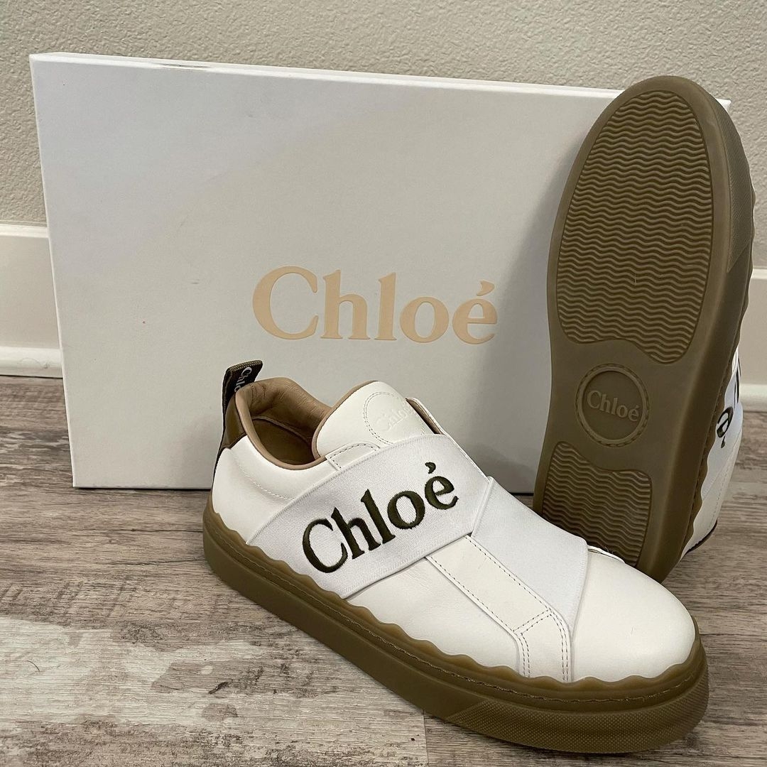 【名牌厚底鞋+涼鞋2021】以超大的Chloé字樣作設計,鞋面更是左右重疊的交叉設計,不會給人沉悶感