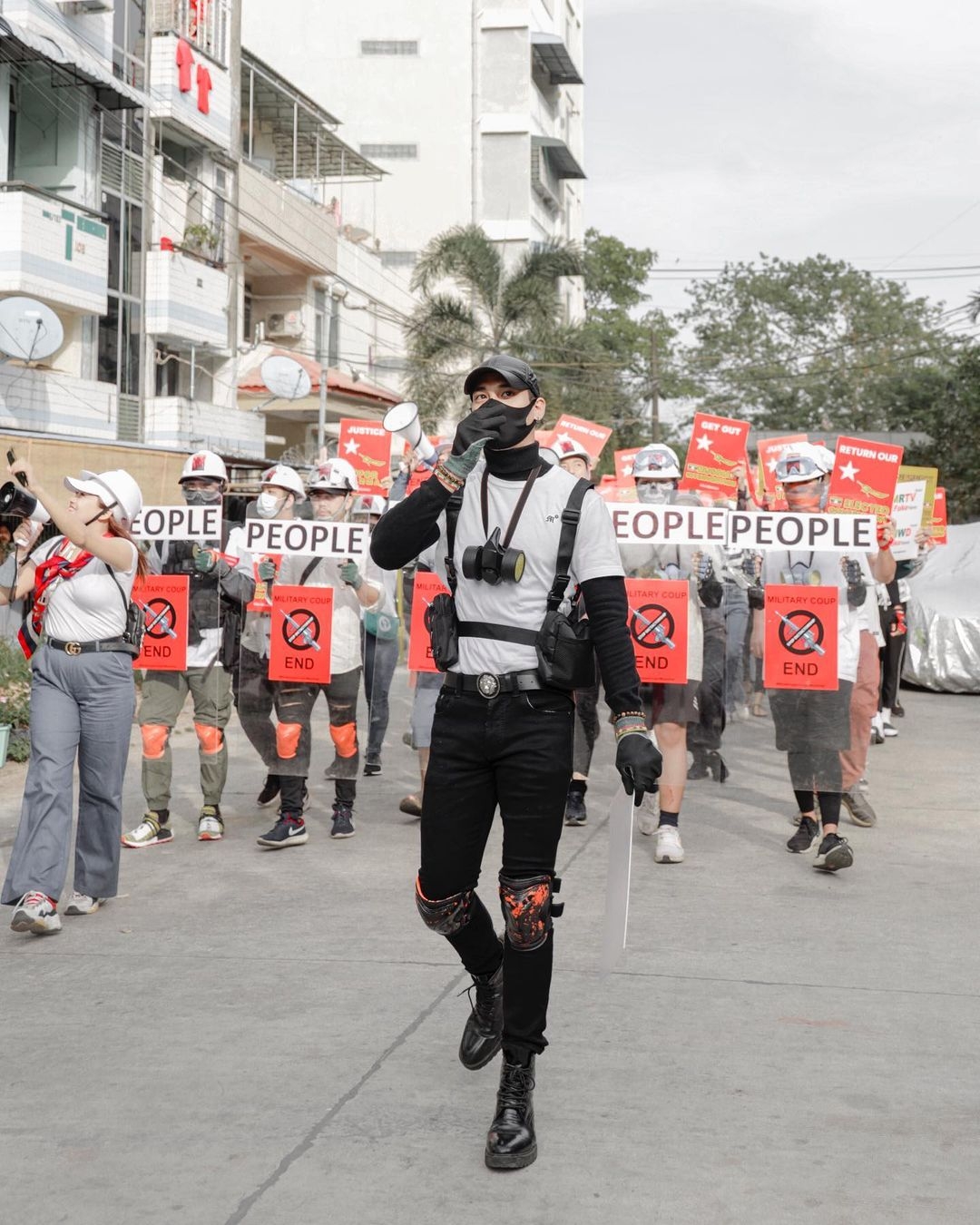 與良知公義站在一線的男神,「亞洲水行俠」走上街頭,參與緬甸示威對抗極權