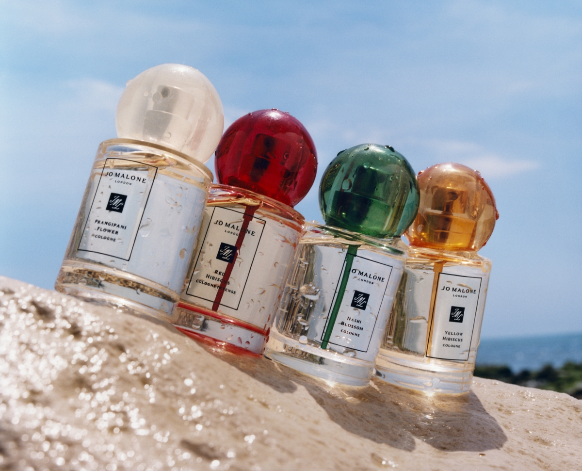 【香水推薦2021】Jo Malone London這次打造了四款絢爛明亮花香調,包括有清新香甜的黃扶桑花古龍水、熱帶風情的紅扶桑花芳醇古龍水等
