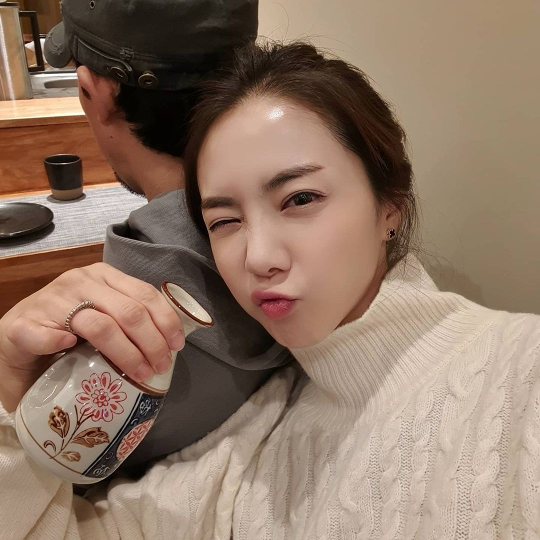 最近韓國女星柳河娜(유하나)就因為被拍到與老爺在家中的親密舉動而惹起非議,