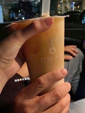 不過,近日一位台灣女生的喜訊公佈就變成了一場爆笑鬧劇。女生在驗孕後發現懷上身孕,希望以驚喜有創意的方法告知男友。於是她就事選好了一間,超好意頭的手搖茶店「花好月圓」,並自備了一支小鐵鏟子,偷偷請店員放進她點的飲料裏並封杯。