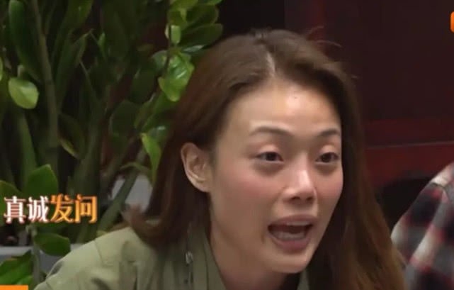 另外一位40歲的女星正是香港代表容祖兒,她也不時公開自己素顏的樣子,對鏡頭毫無忌諱。她的皮膚也非常白滑,但是氣息就看起來較蒼白。在節目中更對陳妍希的蒸面機感興趣,後來更問她借用呢~