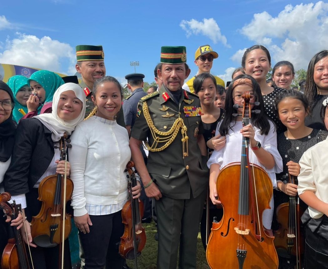 吳尊10歲女兒為汶萊國王演奏大提琴!繼承父親長腿,精通芭蕾樂器,宛如貴氣小公主