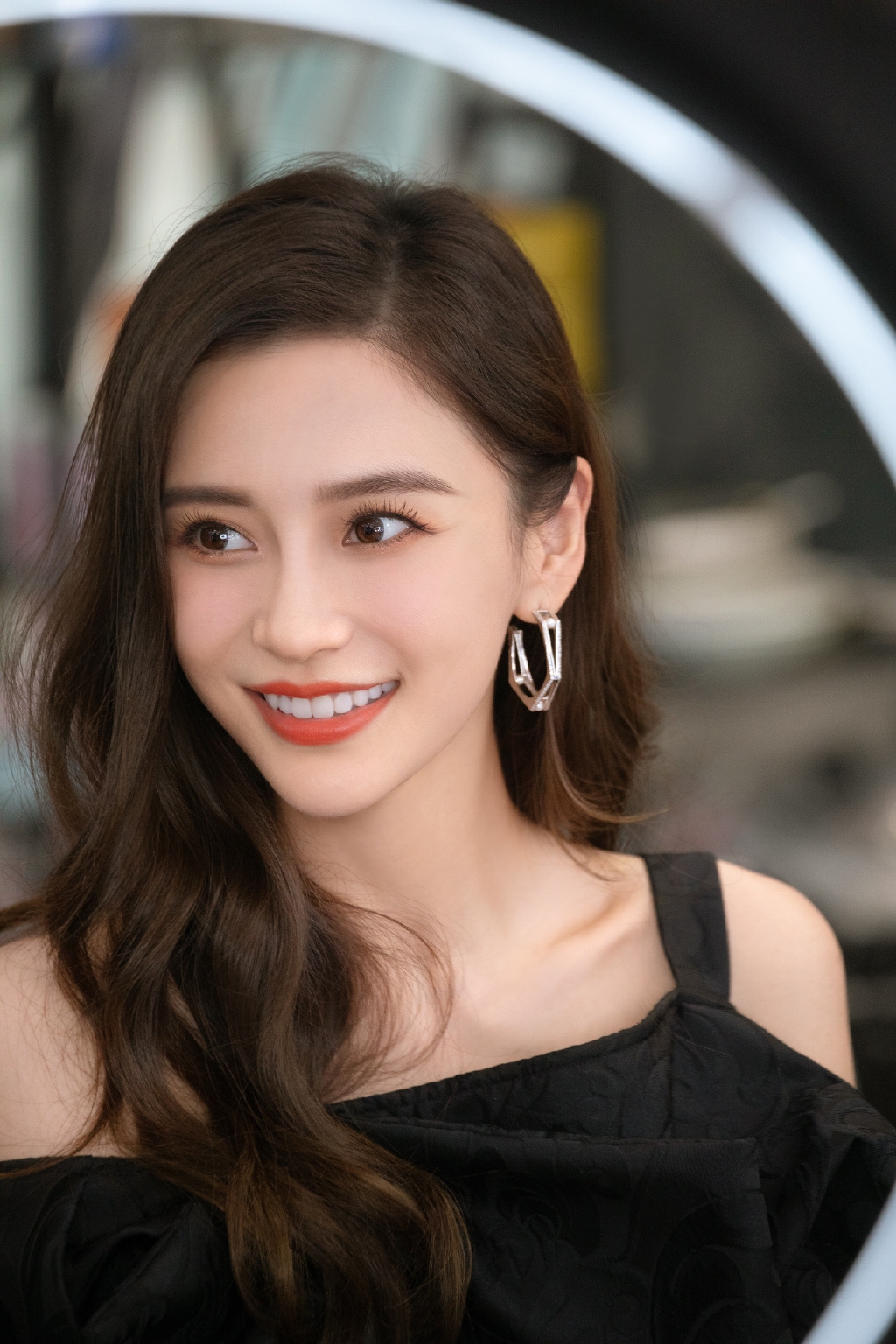 Angelababy被導演劉信達炮轟「中國人卻用洋名」/網民提議改名安琪拉嬰兒/天使寶寶