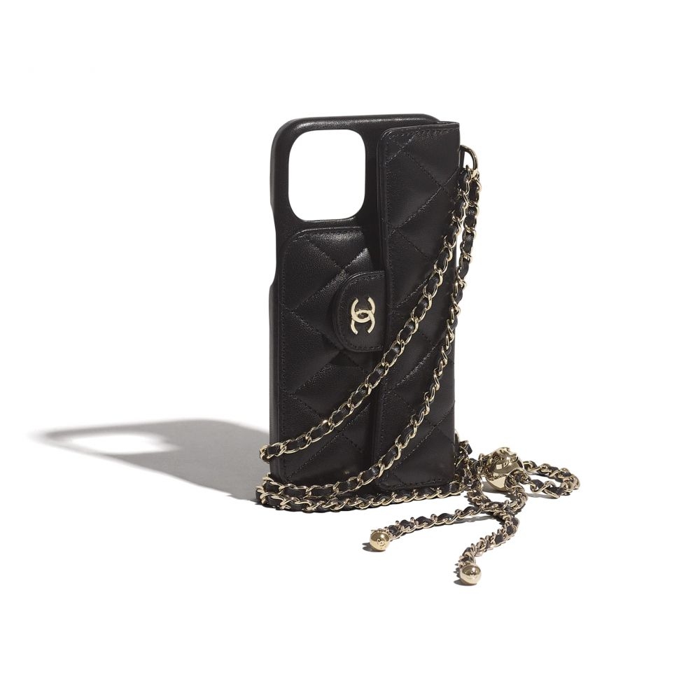 【Chanel手機套】同是擁有飽滿的菱格紋、玫瑰金屬雙C logo等品牌經典元素~如果搶不到flag bag的女生們,先買這個也不錯!