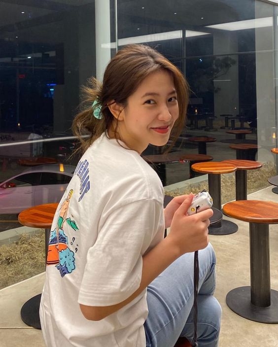 【打卡Pose技巧】圓臉、方臉看過來!無需修圖,5招教你瘦臉兼拍出自然甜美照片