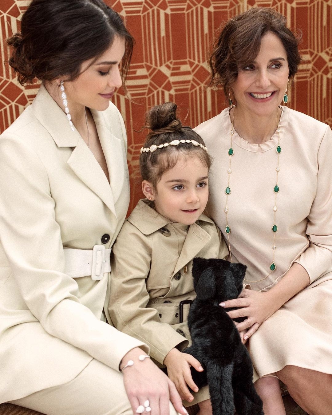 黎巴嫩祖孫三代同堂,凍齡嬤嬤外貌不輸後輩,三人絕美合照力證基因強大令網民驚嘆!