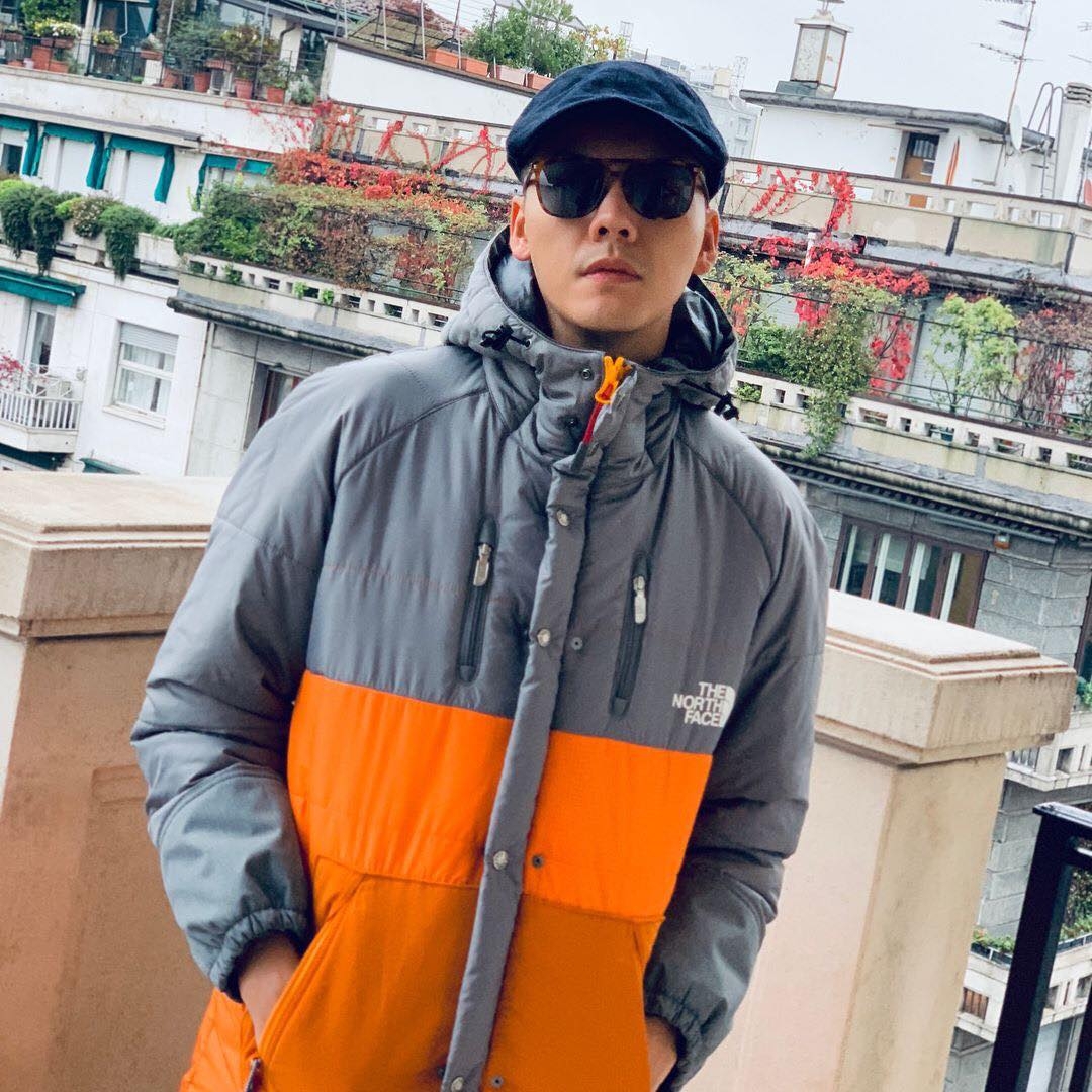 陳偉霆(William)近年在大陸發展得正火紅火熱,無人不曉!日前,陳偉霆就自述他在滑雪場發生的一個尷尬誤會。他滑雪時偷拍了一位滑雪滑得不錯的女生的背影,後來被其男友斷正發現,並質問原因和要求刪掉影片。