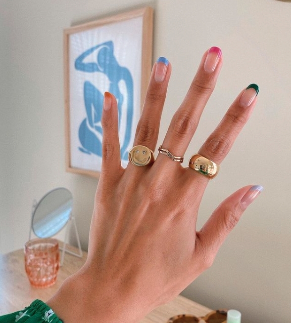 糖果色系的法式美甲玩味較重~適合甜美可愛的女生,顯得十分有活力!