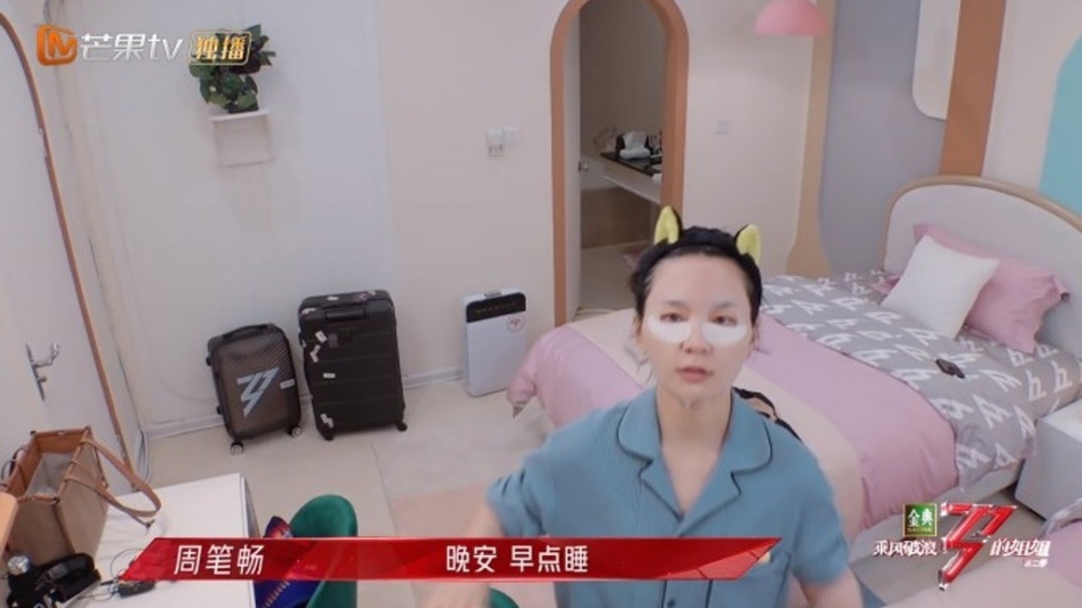 節目中其他內地女星也有其獨特的保養方法,周筆暢素顏眼睛比較小,在睡前就勤力敷面膜。一位內地女星阿蘭就崇尚喝水護膚法,在床邊也放置水瓶,一醒來就喝水,可以補充水分之外,還可以喚醒身體和腦袋。