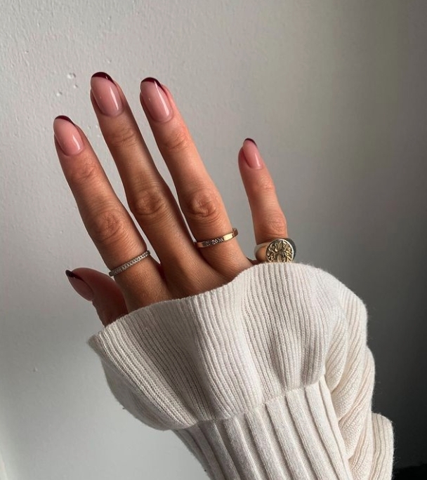 酒紅色的斜邊款顯得成熟低調,奢華時尚,適合大方典雅的女生!