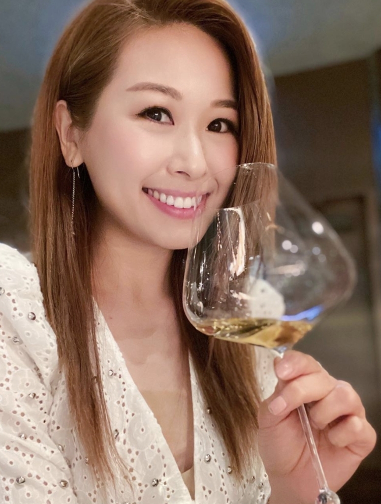 香港娛樂圈富二代-趙希洛自小的家境非常富裕,日常出入都有司機接送,現時手持市值數千萬的梅道豪宅。