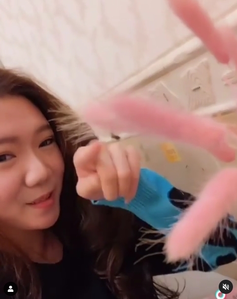 印尼少女拍片教「養蚊」爆紅！竟能神奇操控蚊子、放大腿上吸血？網民：好不安