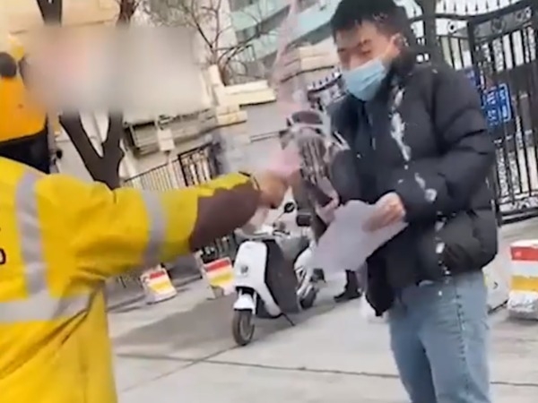 被稱「渣男」的那名男子,在山東大學門口收到外賣員的送單已經非常驚奇,並面帶疑惑問道:「是我的嗎?」怎料外賣員真的乖乖的按照要求把奶茶向男子的臉上潑,男子反應不及,淋得他從頭到腳都濕透,其黑色羽絨也沾滿奶茶。
