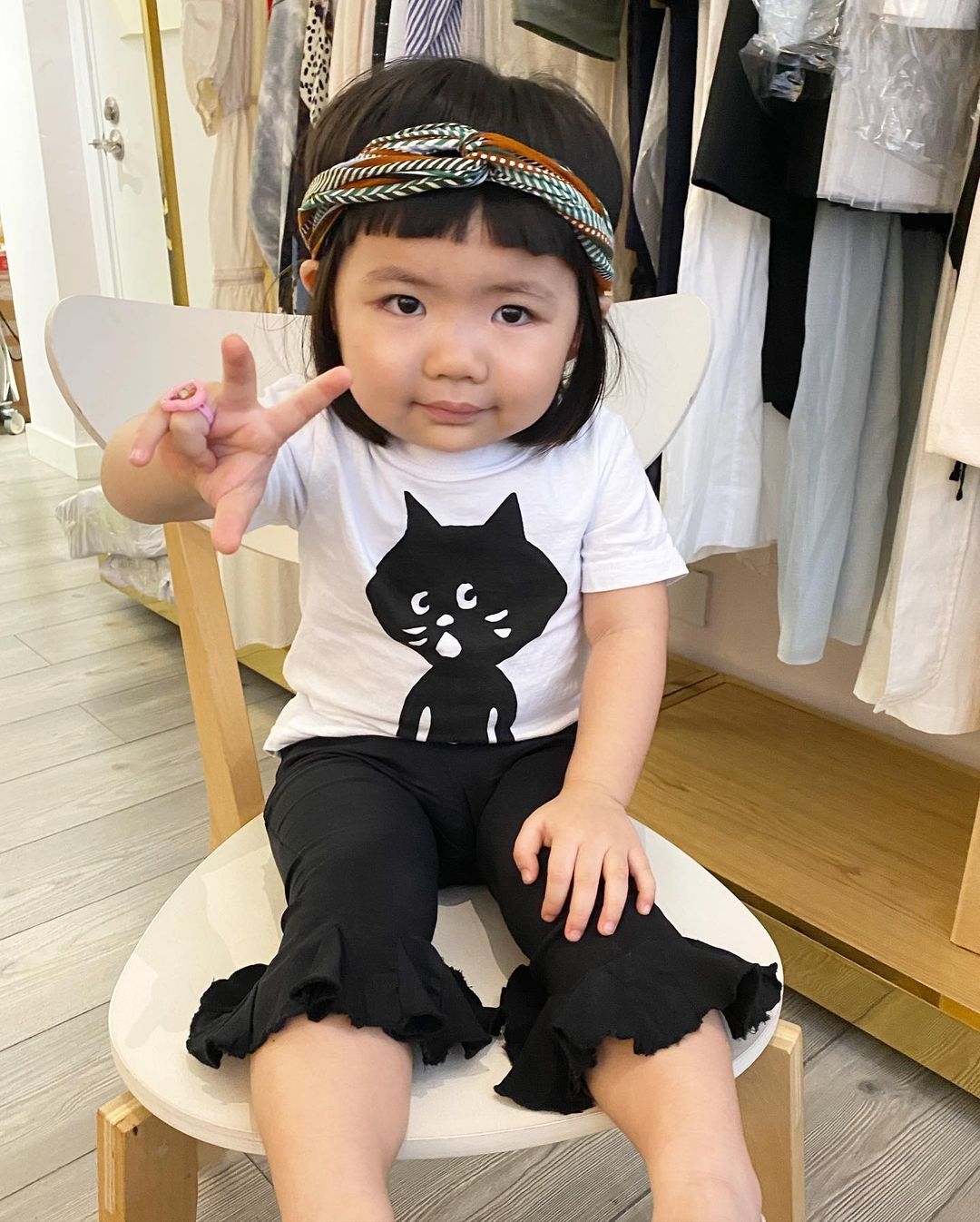 Lucy 的專屬 instagram @lucy.is.good 已經坐擁 21.5 萬位 followers,背後全靠潮媽梁志瑩用心經營,令不少人都中了 Lucy 的毒