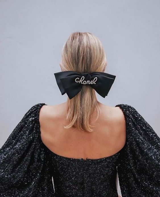 【Chanel 2021】絕美頭飾打造法式優雅,雪白羊皮蝴蝶結、珍珠髮夾5大必備浪漫單品!