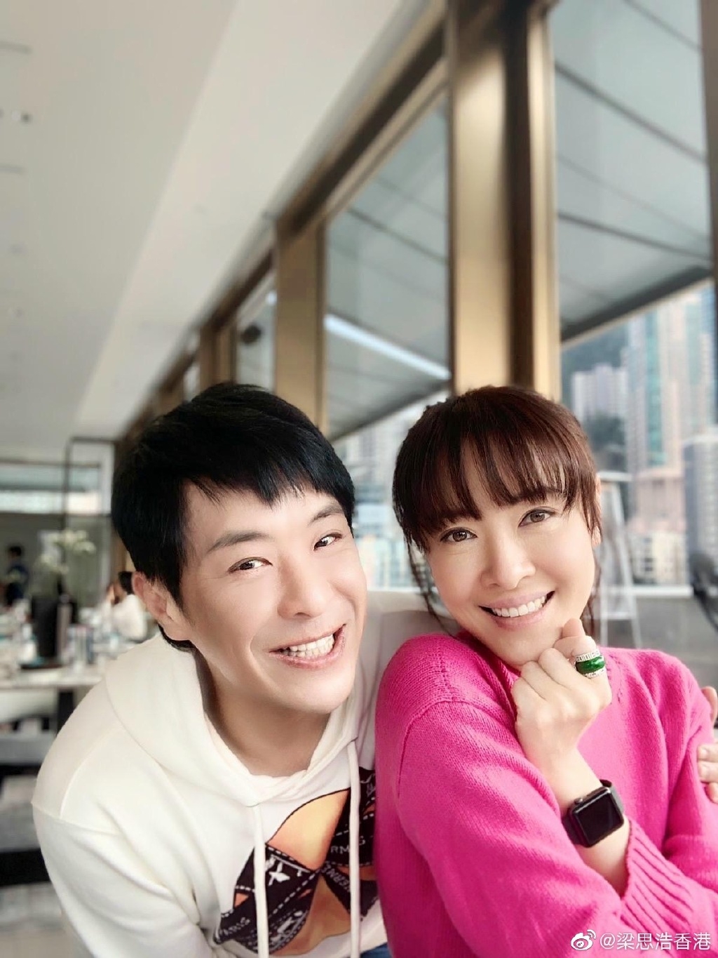 46歲的向海嵐就與梁思浩及友人high tea聚會,