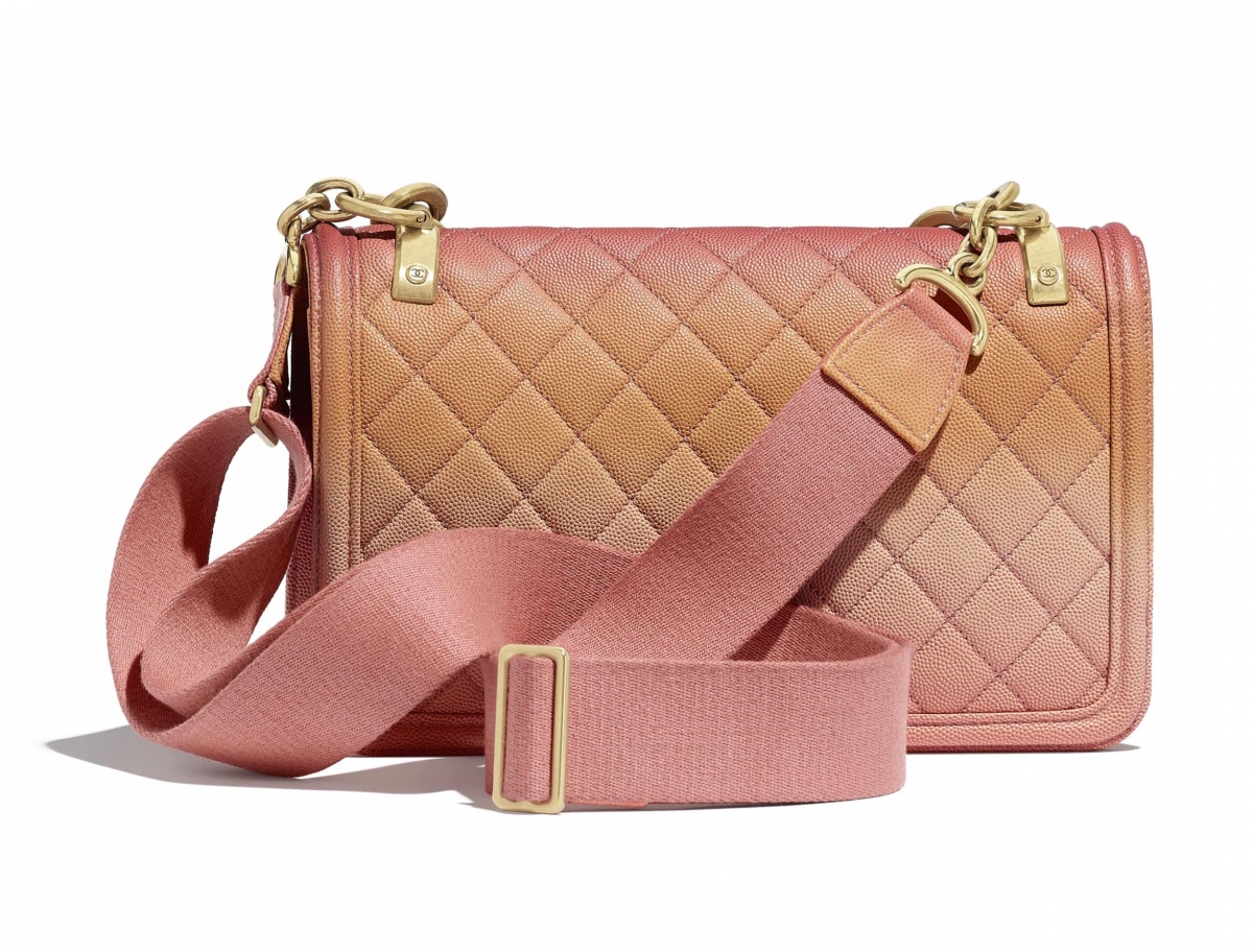 這款超夢幻的 Chanel 手袋名為 Sunset On The Sea Bag ,光聽名字就已經令人心醉~
