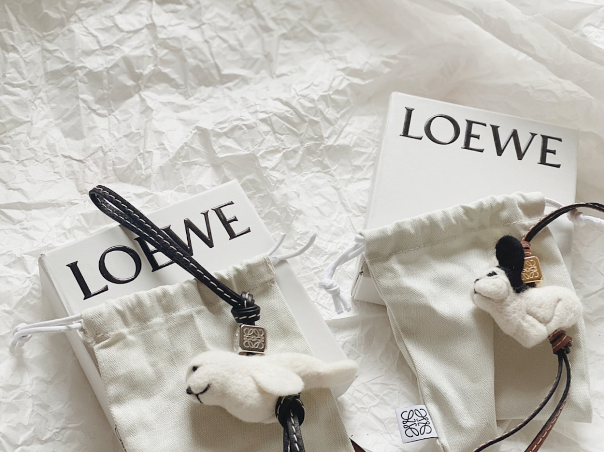 【LOEWE手袋】超萌毛氈動物手袋掛飾 龍貓/法鬥/海豹小牛皮繩吊飾售價