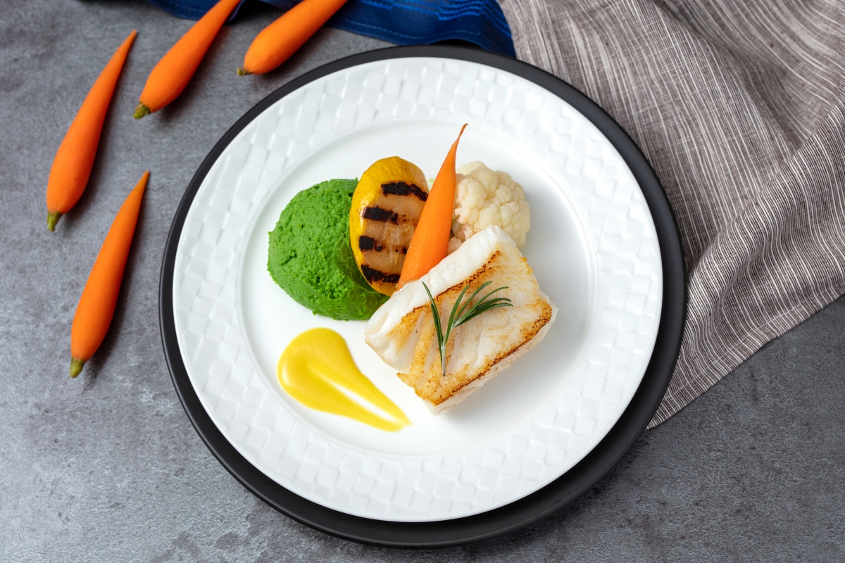 【情人節蛋糕2021】套餐由五星級大廚主理,為你搜羅最優質食材空運抵港,以大蝦、帶子、三文魚作頭盤,新鮮地中海沙律並以龍蝦、頂級牛柳、海鱸魚、鴨脾或羊架為主菜