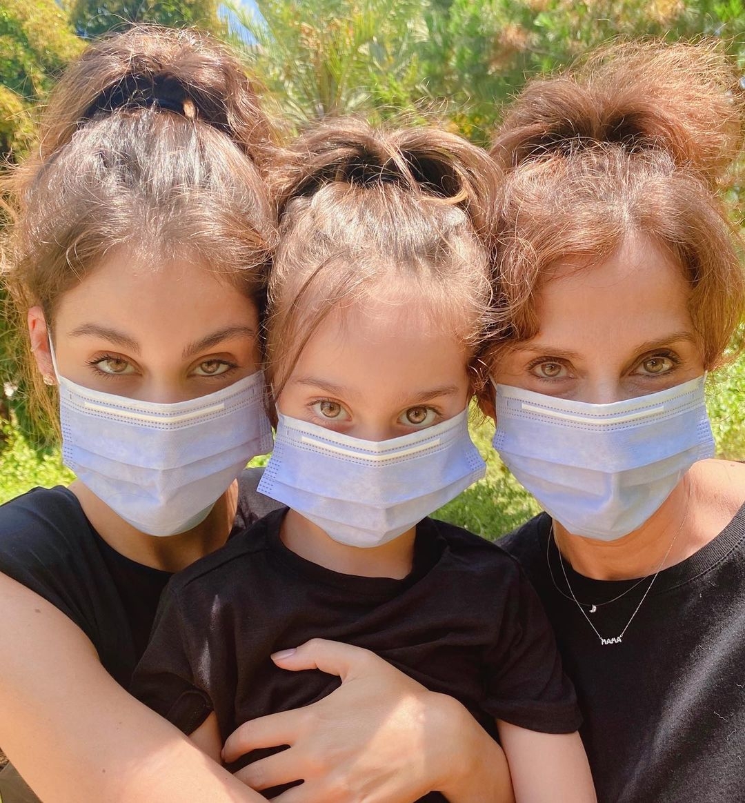 黎巴嫩祖孫三代同堂,凍齡嬤嬤外貌不輸後輩,三人絕美合照力證基因強大令網民驚嘆!