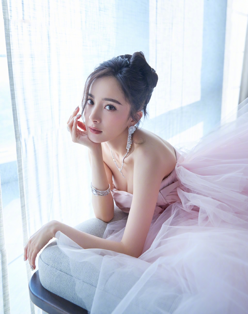 楊冪拍時尚照被指發福/圓潤背影/網民力撐身材好