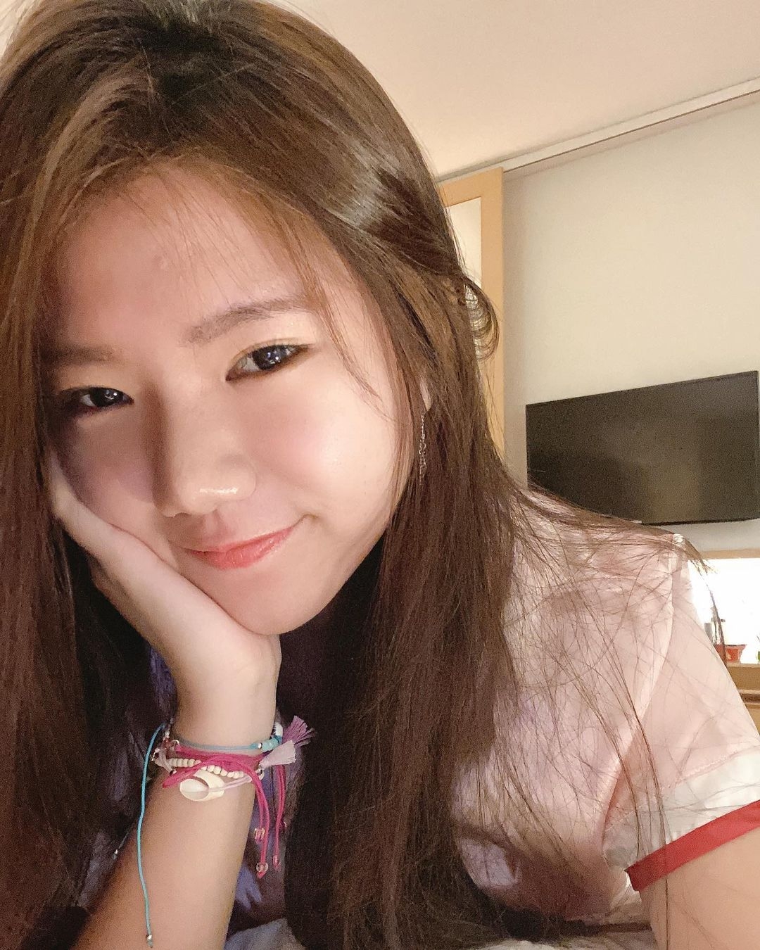 印尼少女拍片教「養蚊」爆紅！竟能神奇操控蚊子、放大腿上吸血？網民：好不安