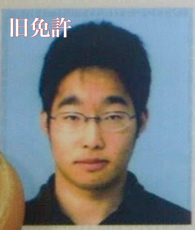 照片中左邊那位「宅男大叔」,豆豉眼睛、皮膚黝黑、滿臉暗瘡的這一位,正正就是他18歲的時候。而右邊這位就是他12年後,搖身一變成為美少女的同一個人。