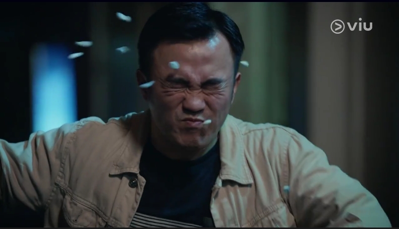 另一幕,飾演緝毒警員的吳卓羲更在捉犯人時,竟向犯人灑薄荷糖繼而成功制服。