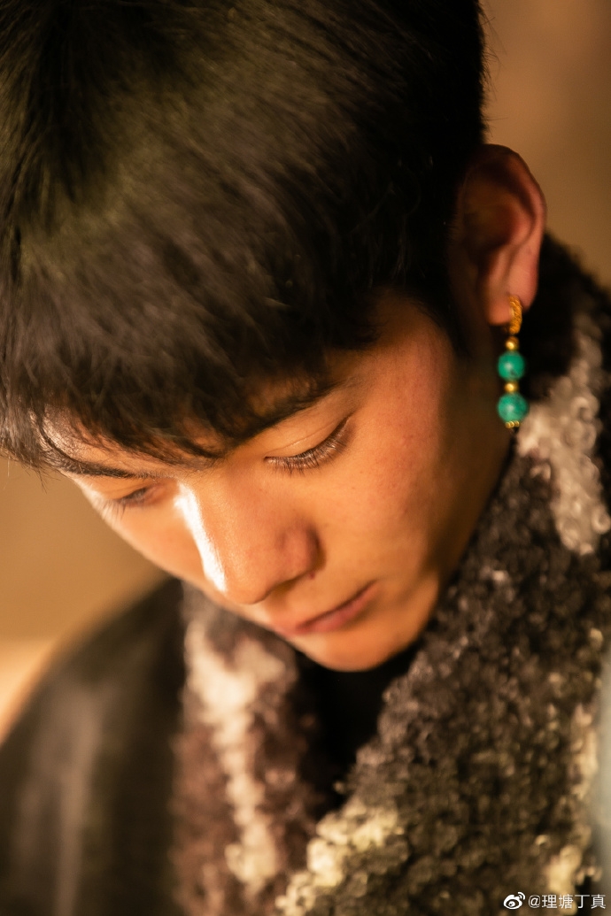 藏族美少年丁真雜誌照/吸煙風波後上春晚出歌/網民質疑又說不進娛樂圈