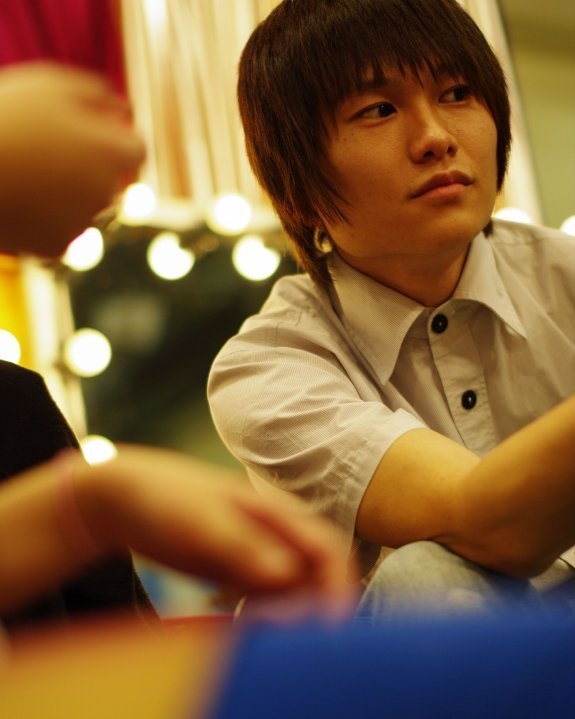 2011年時他的樣子還是十分青澀,那時換走了長長遮臉的髮型,換了個清爽的造型。