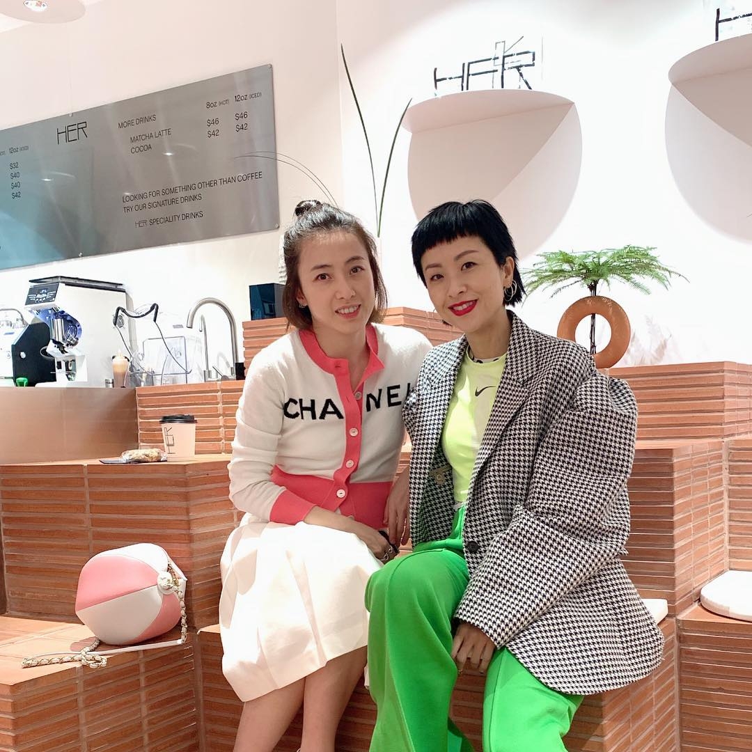 婚後得甘比打扮得更顯時尚氣質,非常有女人味。而且更不遺餘力,熱心做公益善事。