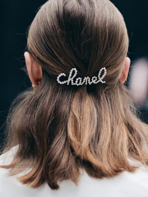 【Chanel 2021】絕美頭飾打造法式優雅,雪白羊皮蝴蝶結、珍珠髮夾5大必備浪漫單品!