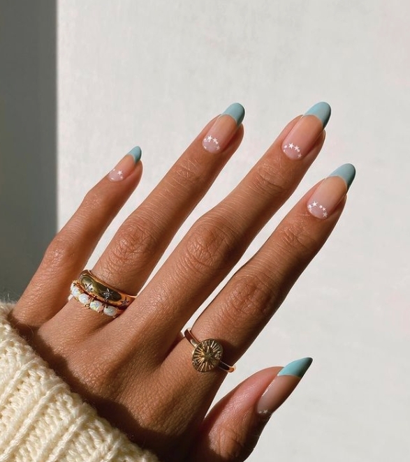 湖水綠的顏色相當顯白,冷色系的法式美甲會顯得個性十分沉靜溫柔!