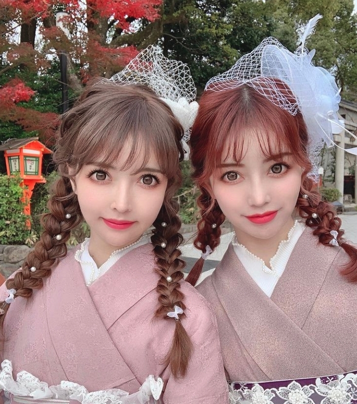 被稱為「整容雙胞胎」的日本姐妹花吉川千惠和吉川千加，所做過的整容手術數之不盡，6年間樣子不斷進化，才擁有今天所謂「完美」的臉蛋。無辜大眼、高高的鼻子、可愛的櫻桃小嘴和火辣的身材，這些都是日本女生最漂亮的標準定義。