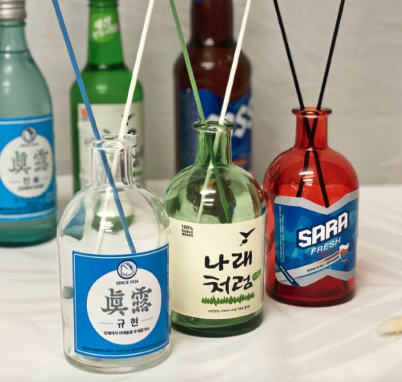 瓶身十分通透,玻璃感的質感十分好看,放在家裏有滿滿的格調~香薰不用點火十分安全,在家中就可以有淡淡的香味。香薰可自行選擇不同香味,客人可以按喜好選擇花香、果香、皂香等都可以。